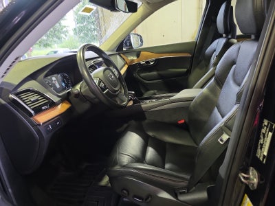 2022 Volvo XC90 Momentum